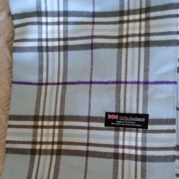 Brand New 100% Cashmere Scarf Unisex - Made in Scotland.  Warm cozy soft - Picture 3 of 3